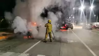 Camioneta se incendia en colonia Playa Norte; autoridades descartan lesionados