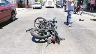Camioneta ignora alto y provoca que motociclista se accidente en Ciudad del Carmen