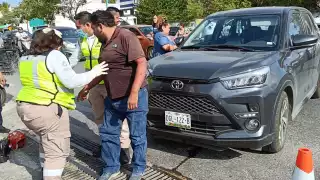 Imprudencia de conductora causa choque entre moto y camioneta en Campeche