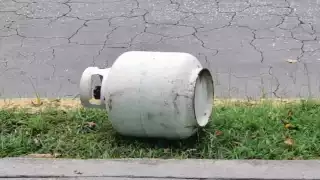 Pánico en Ciudad del Carmen: Abandonan tanque con fuga de gas en la calle y temen una explosión