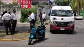 Combi colectiva arrolla y lesiona a mujer motociclista en Ciudad del Carmen