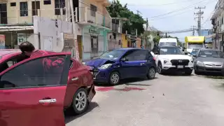 Aparatosa carambola en la colonia Morelos deja dos lesionados y cuantiosos daños materiales