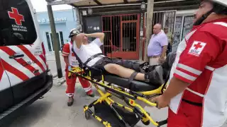 Joven es atropellado por motocicleta al bajar de camión en la colonia Justo Sierra; responsables se dan a la fuga