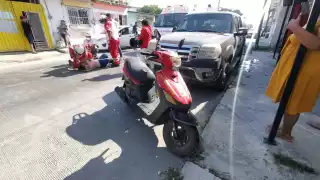 Por culpa de un bache en Ciudad del Carmen motociclista termina accidentada