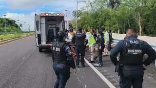 Mujer derrapa en el Periférico de Campeche y resulta lesionada