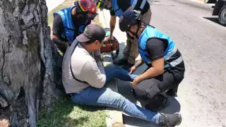 Derrapan tres motociclistas por mancha de aceite en Periférico Norte, en Ciudad del Carmen