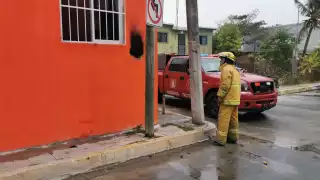 Lluvia provoca cortocircuito en un medidor de la CFE en Carmen