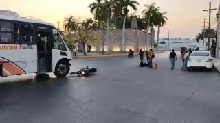 Motociclista es impactado por camión de transporte público en Campeche