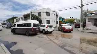 Choque por alcance entre combi y taxi genera caos vial en colonia Morelos, en Ciudad del Carmen