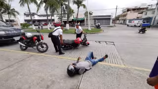 Taxi de Ciudad del Carmen atropella a motociclista mientras se orillaba sin precaución