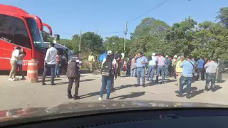 ¡Otro bloqueo! Ahora en la Villahermosa-Escárcega por exigencia de puente peatonal