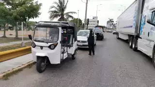 Choque  entre automóvil y pochimóvil provoca caos vial en Ciudad del Carmen