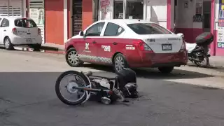 Vuelta en “U” mal hecha provoca choque entre taxi y motocicleta en Ciudad del Carmen