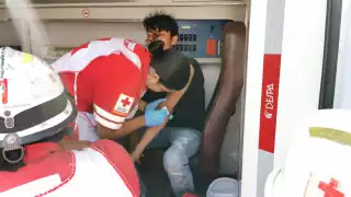 Dos jóvenes motociclistas resultan lesionados tras accidente en el fraccionamiento Holkan