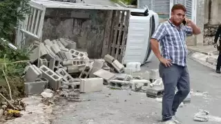 Dos hombres resultan heridos tras volcar su camioneta en cerro de Samulá, en Campeche