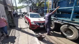 Golpes y zafarrancho en choque de tráiler y taxi en Ciudad del Carmen