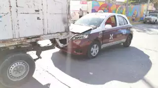 Taxi choca contra camión de basura en Ciudad del Carmen y causa caos vial