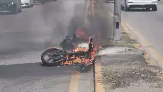 Cortocircuito provoca incendio de motocicleta en transitada avenida de  Ciudad del Carmen
