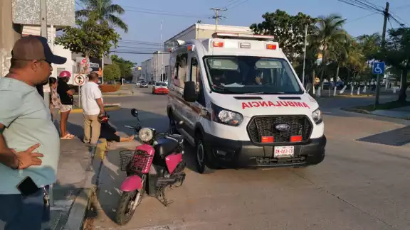 Personal paramédico de Protección Civil trasladó a una mujer al hospital tras un choque de motocicletas