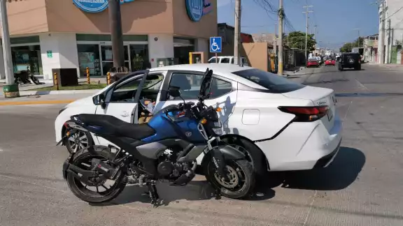 Accidente entre motocicleta y automóvil en la colonia Justo Sierra