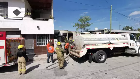 Indigentes iniciaron una fogata en una casa abandonada de Siglo XXI, provocando un incendio Indigentes iniciaron una fogata en una casa abandonada de Siglo XXI, provocando un incendio