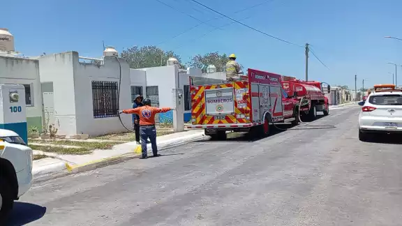 A pesar del temor, varios ciudadanos intentaron combatir las llamas mientras