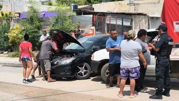 Sin heridos tras accidente en colonia Bellavista por derrape