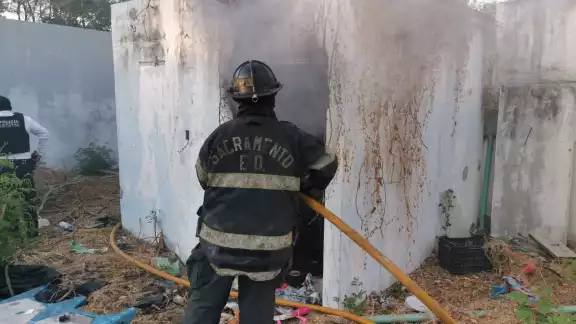 Bomberos lograron controlar el incendio. Bomberos lograron controlar el incendio.