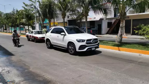 Un taxi chocó por alcance contra una camioneta Mercedes Benz en la colonia Santa Rosalía. Un taxi chocó por alcance contra una camioneta Mercedes Benz en la colonia Santa Rosalía.