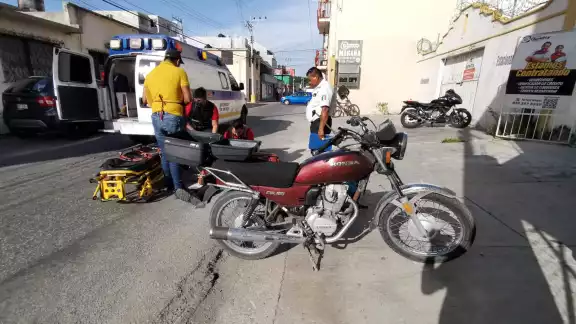 Motociclista choca contra poste en la colonia Centro de Campeche