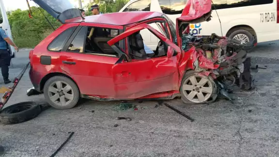 El Pointer rojo quedó completamente destrozado en la carretera. El Pointer rojo quedó completamente destrozado en la carretera.