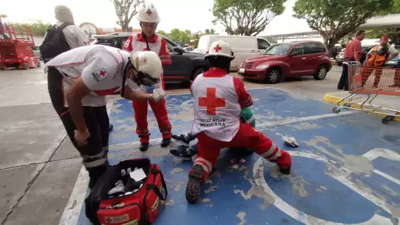 "Viene viene" herido con cuchillo tras riña en estacionamiento de Chedraui Tacubaya