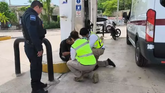 Don Jesús, un hombre de aproximadamente 65 años, se desmayó en la colonia Álvaro Obregón. Don Jesús, un hombre de aproximadamente 65 años, se desmayó en la colonia Álvaro Obregón.