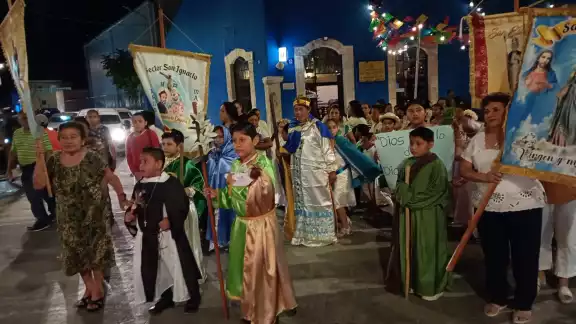 Niños de la catequesis protagonizan procesión en honor al Día de los Santos