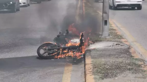 Motocicleta se incendia y queda calcinada en plena avenida Cuatro Carriles