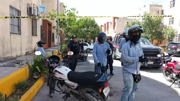 Elementos policiacos llegaron a la escena del crimen para levantar testimonios. Elementos policiacos llegaron a la escena del crimen para levantar testimonios.