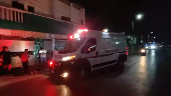Sufrió diversas fracturas en el cuerpo; fue llevada a un hospital