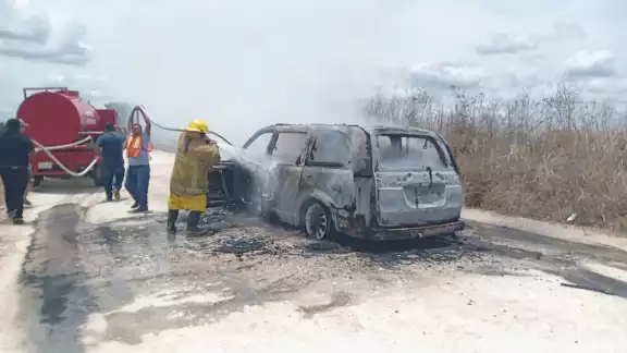 Presunto cortocircuito provoca incendio total de camioneta en Hopelchén
