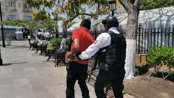 Corretean y detienen a presunto ladrón de baterías en la colonia Centro