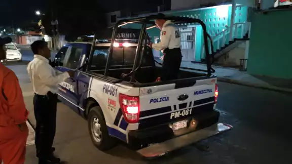 El sujeto fue detenido por elementos policiacos y subido a una patrulla de la corporación. El sujeto fue detenido por elementos policiacos y subido a una patrulla de la corporación.
