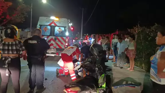 Se accidenta frente a secundaria; vecinos señalan al viento como causa Se accidenta frente a secundaria; vecinos señalan al viento como causa