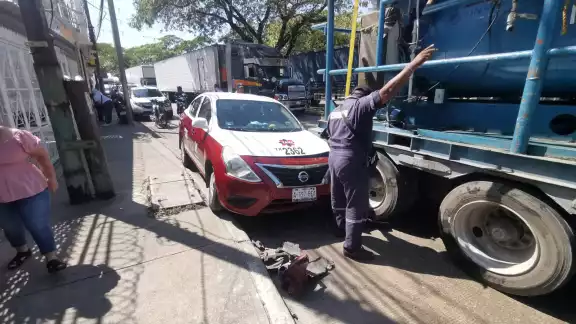 El incidente provocó un intenso tráfico vehicular en la zona. El incidente provocó un intenso tráfico vehicular en la zona.