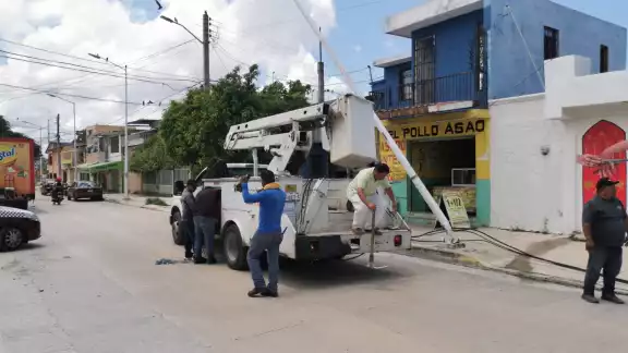 Dos postes derribados son de la CFE Dos postes derribados son de la CFE