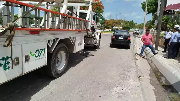 Colisión causada por grúa de la CFE que invadió carril. Colisión causada por grúa de la CFE que invadió carril.