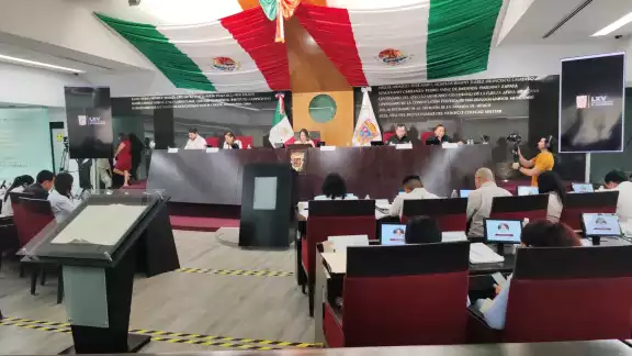 Evita responder preguntas de medios de comunicación y se refugia en su lugar en la Mesa Directiva del Congreso. Evita responder preguntas de medios de comunicación y se refugia en su lugar en la Mesa Directiva del Congreso.