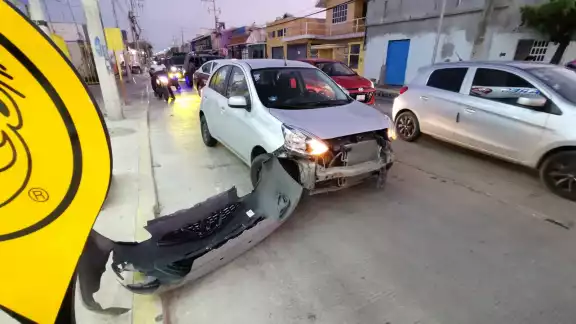 Percance vial entre auto y motocicleta causa daños en la Colonia San Carlos Percance vial entre auto y motocicleta causa daños en la Colonia San Carlos