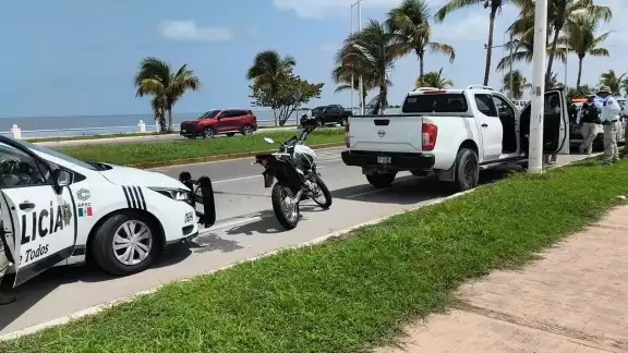 Aseguran camioneta robada en el malecón de la ciudad.