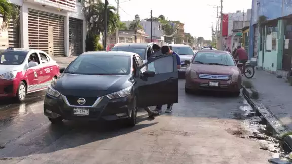 Con pavimento mojado, camioneta provoca colisión de tres autos Con pavimento mojado, camioneta provoca colisión de tres autos