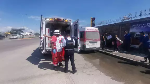 Jovencita cae de combi colectiva y termina en el hospital en Ciudad del Carmen