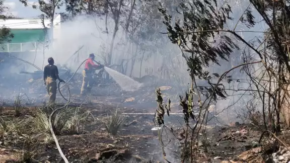 Un incendio en un terreno baldío en la unidad Fidel Velázquez alarmó a vecinos debido al “efecto lupa” Un incendio en un terreno baldío en la unidad Fidel Velázquez alarmó a vecinos debido al “efecto lupa”